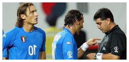 报应!2002年世界杯那位最著名裁判如今怎么