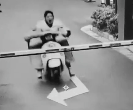 遇见紧急情况全靠反应,大姐这种骑电动车的方式,网友