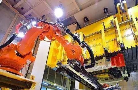 广汽菲克Jeep指南者冲压生产线，可满足45辆/时的生产节拍~