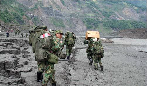 中国人民军队救灾和美国军队救灾相比较,看看