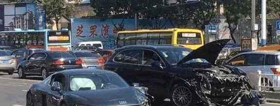 200万奥迪R8撞保时捷, 车主下车后看到这一幕