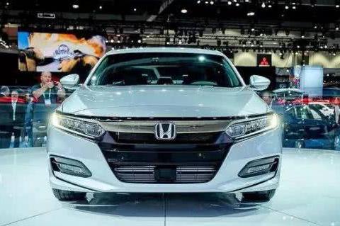 买帕萨特的后悔了，最美B级车终于降价，售价14万还买啥凯美瑞！