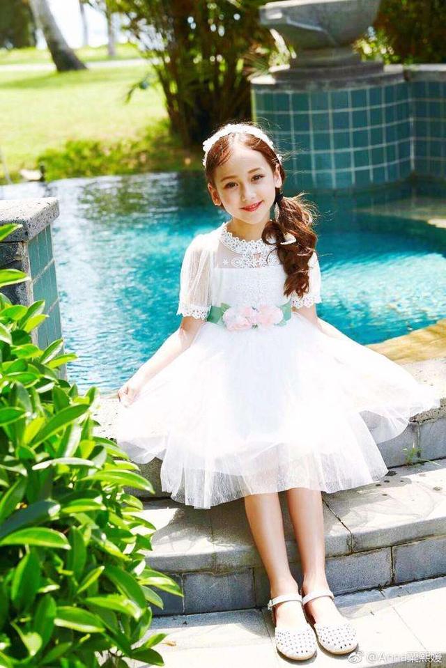 7岁中德混血童模爆红网络,完全就是嫩版的迪丽热巴