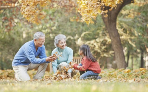 老人带孩子年轻父母要感恩老人的辛苦付出,不能当成顺理成章的事