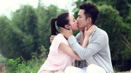 钟汉良拍吻戏也喜欢伸舌头,跟李小冉拍戏时吻戏次数最多,伸舌头的次数