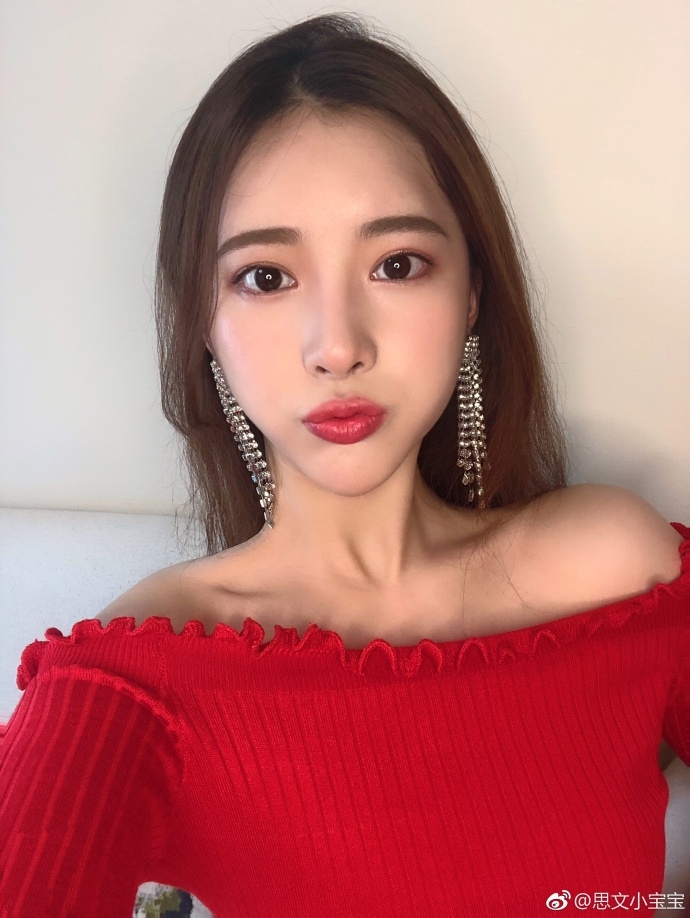 迅雷直播一姐国民BABY被带节奏要求唱G歌,正