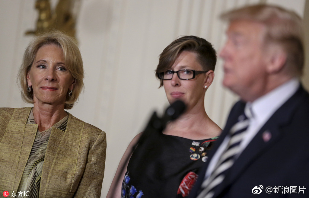 年度教师佩戴反川普徽章 接受川普颁奖