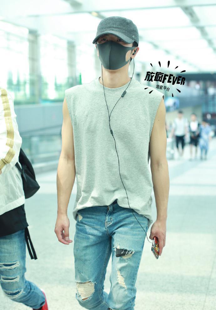 想不到华晨宇的身材这么好! 裤子那么大的洞钱包都掉不下来