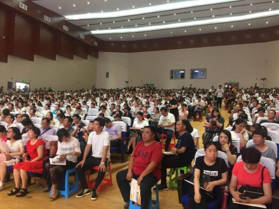 衡水中学实验学校,2018中考成绩惊人啊,校门口