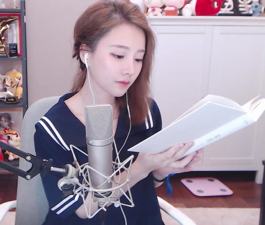 冯提莫直播跳舞引发全场尴尬