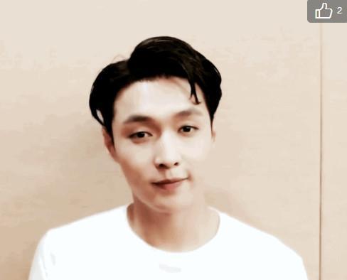 网友扒出了张艺兴发际线移植后跟之前照片的对