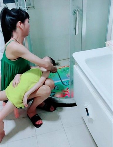 起初只是爱穿裙子,后来爸爸干脆变成了妈妈,宝宝依然那么爱她