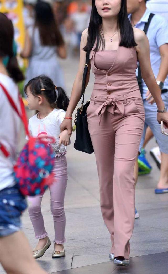 路人街拍: 带着宝宝逛街的时尚辣妈, 气色红润身材丰腴美的像少女