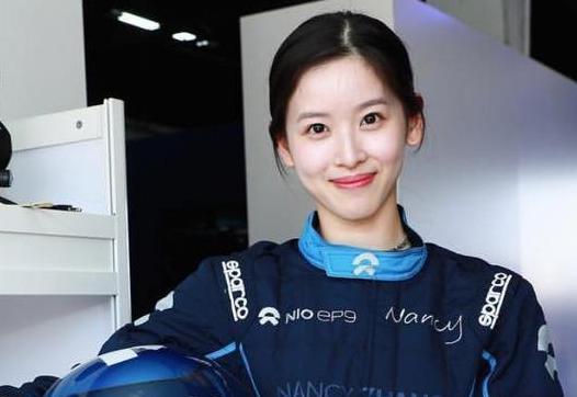 她因一张照片走红, 24岁身家几百亿, 家中的豪车, 在全中国都少见