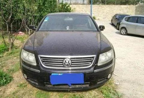 一辆大众辉腾停在路边，经过询问，当初100万买，现在12万出售！