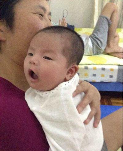 新生儿3个月内这样抱会伤害脊椎? 一分钟便知