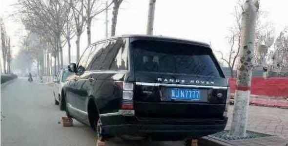 路虎揽胜在某农村路边停了一晚, 第二天车主抓狂