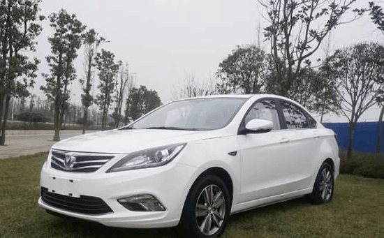 长安逸动试驾车与铲车相撞, 网友: 这恐怕是长安最争气的一次