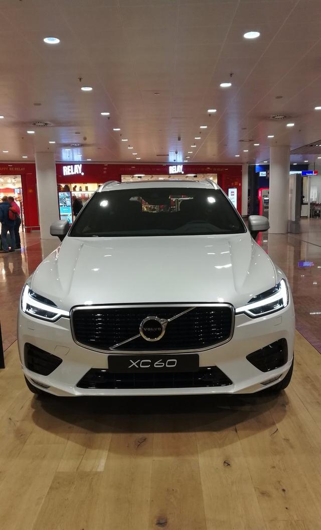 沃尔沃换代XC60到店实拍,颜值逆天卖35万,奥迪Q5宝马X3要哭了