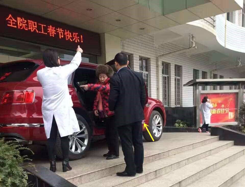 油榨街偶遇辣椒酱大王的车，四连号宾利添越，落地869万