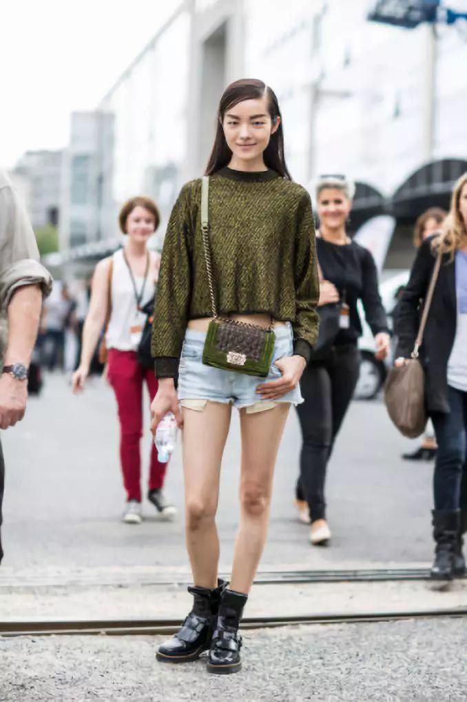 超模孙菲菲不愧是中国女人国际门面担当,一袭红衣秒杀国外女郎