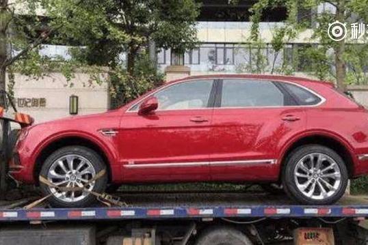 老干妈新车去上牌，同是宾利添越，这款车要贵近一倍！