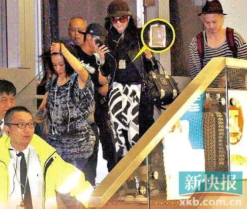 娱乐圈竟有人崇尚封建养小鬼涂尸油?网友炸了