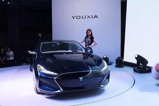 此外,车头的"y"字型车标内有led光源,车子启动之后车标也会随之亮起