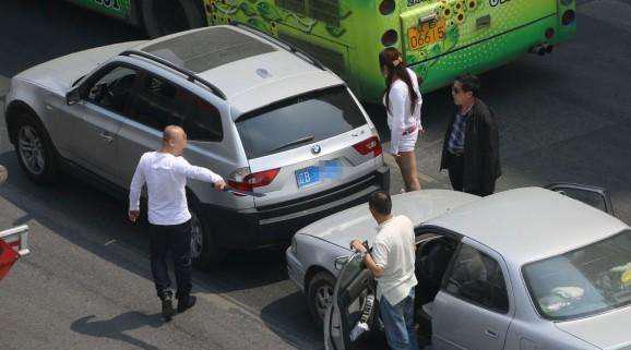 行车路上, 有人违法加塞, 后车故意撞上去, 哪个负责?