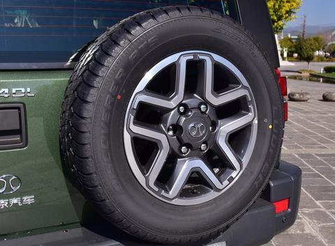 这车指定加95号油，加满一箱油近600块，百公里油耗13升