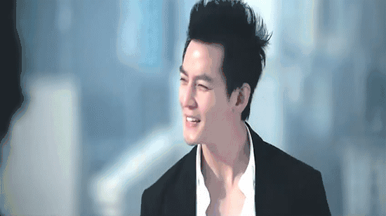 有一些人想不明白咯,男神吴彦祖电影出场方式应该是这样的……这才配