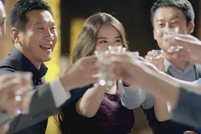 中国人与外国人喝酒有什么区别?哪种方式更受