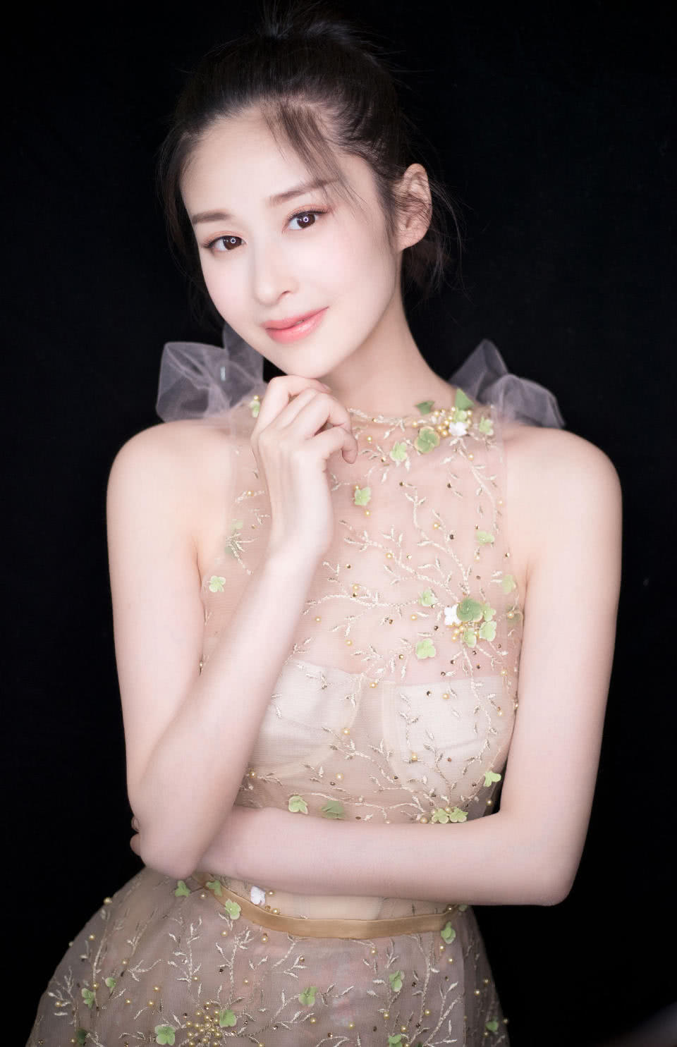 颖儿产后回归柔美似水!一身仙女裙优雅灵气又尽显妙曼身姿