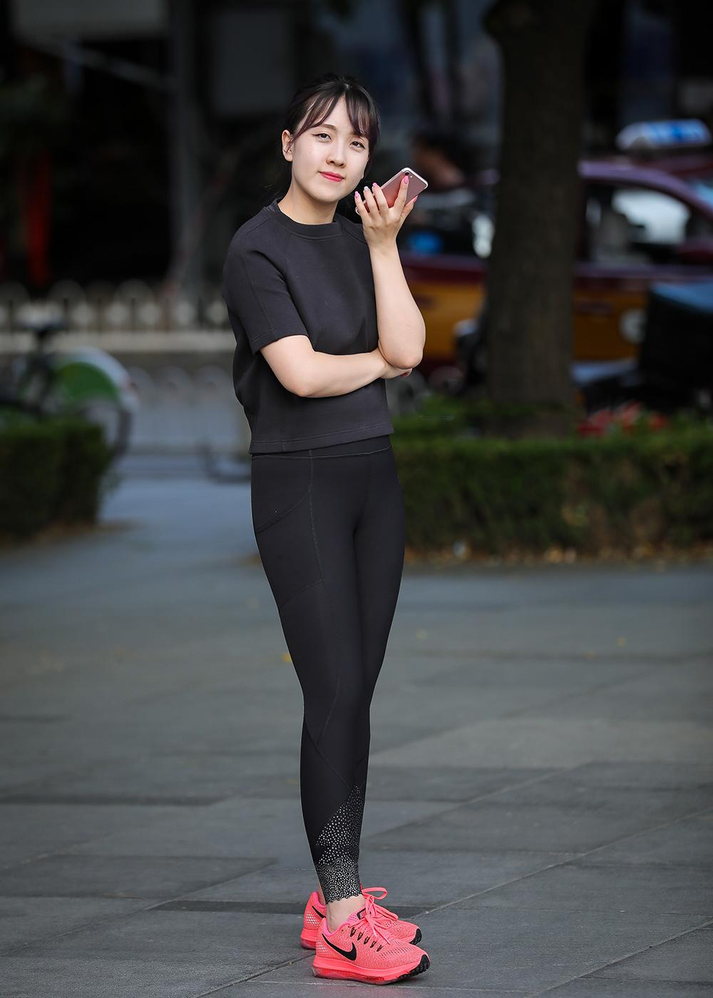 街拍女神: 马尾辫紧身裤美女, 圆臀丰满, 俏皮可爱!