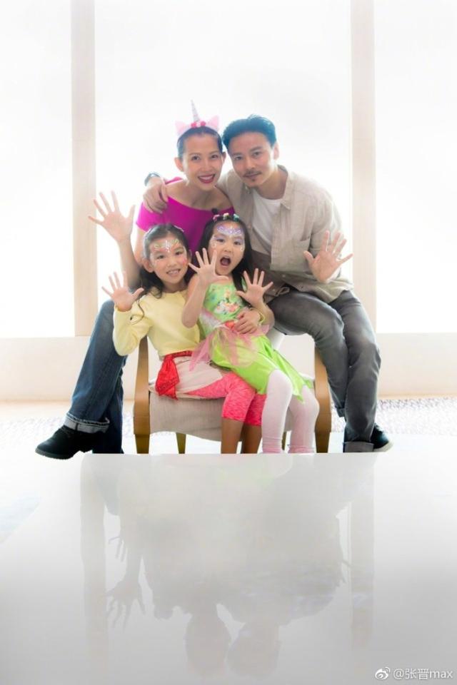 张晋蔡少芬为女儿庆生,张晋与女儿嘴对嘴画面超有爱