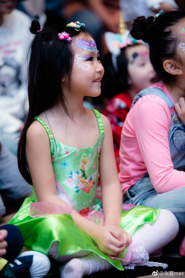 张晋蔡少芬为女儿庆生,张晋与女儿嘴对嘴画面超有爱