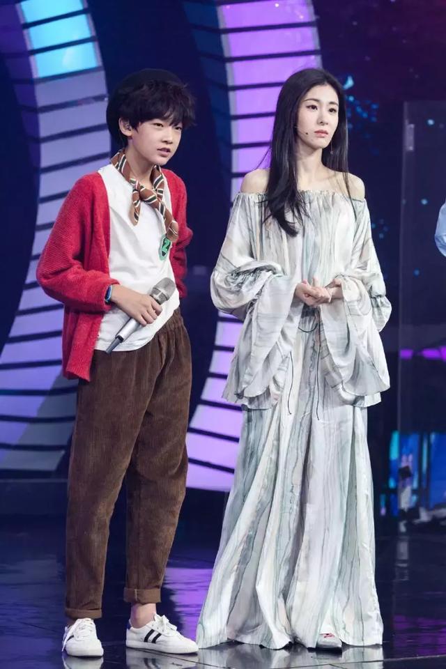 张碧晨一字领套装仙气飘飘,往下看到高跟鞋尴