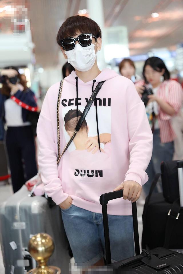 男星汪苏泷放飞自我 拖鞋大裤衩赶飞机却遇粉