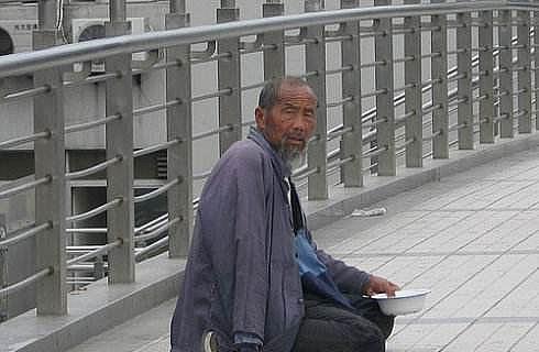 88岁老乞丐沿街要饭23年, 意外被发现是抗战军人