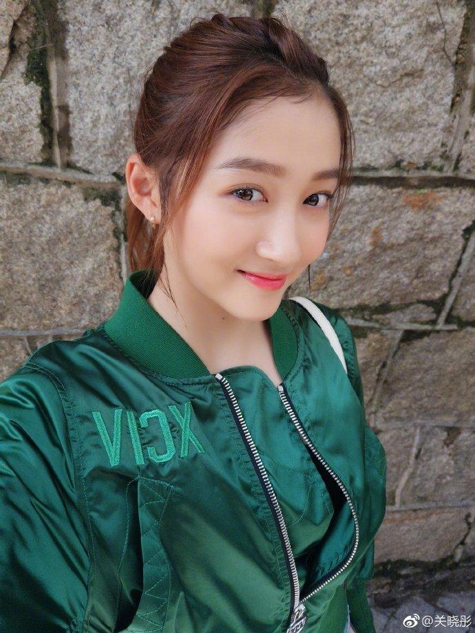 关晓彤现身北电食堂被偶遇，网友：本人真的特别瘦