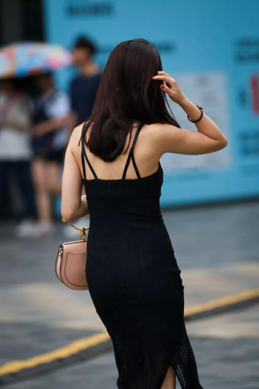 街拍:连体高挑的美女,一件性感的一字肩身材套装黑色,短裤时尚娇嗔播美女主图片