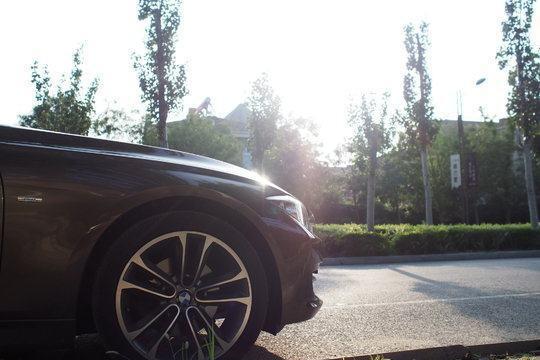 媳妇让我买迈腾，我却提这车，岳父开几圈后说这才是“弯道之王”