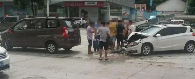 宝骏310撞上五菱宏光，路人表示：宝骏比神车差的真不是一星半点
