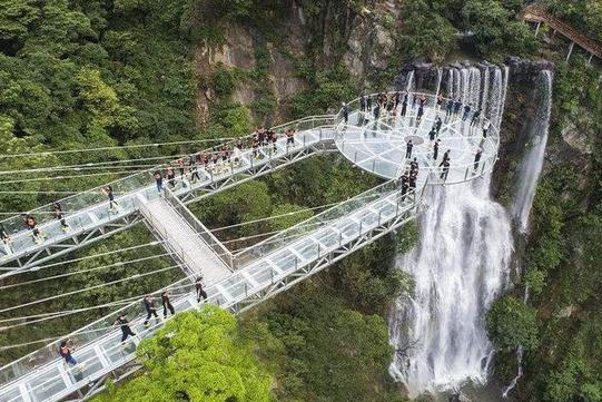 广东清远古龙峡的玻璃桥云天玻霸是目前世界