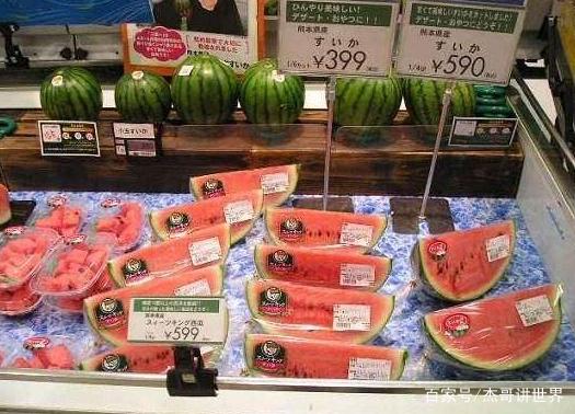 日本女学生来中国旅游, 超市买了2个西瓜, 付款