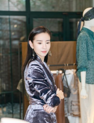 董洁穿着性感化身爵士女郎,网友:这样的富察皇