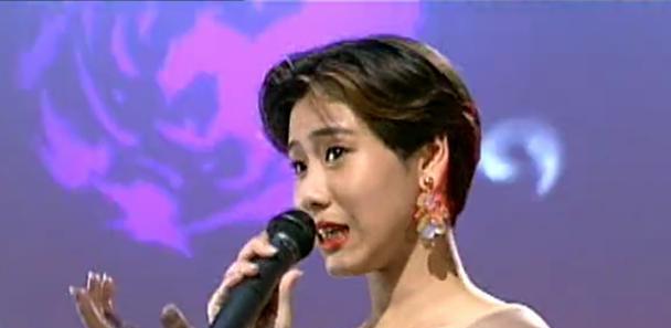 从小赚钱养家成《十二大美女》主唱, 被誉桦神