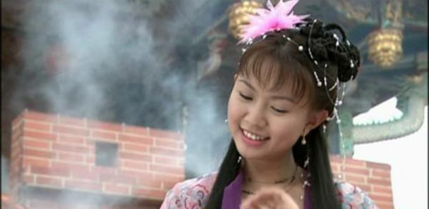 从小赚钱养家成《十二大美女》主唱, 被誉桦神