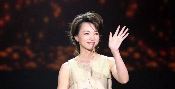 董卿主持春晚13年，如今却要黯然退出，背后的原因没那么简单