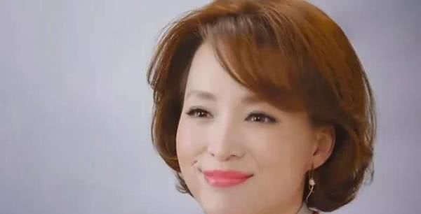 董卿主持春晚13年，如今却要黯然退出，背后的原因没那么简单